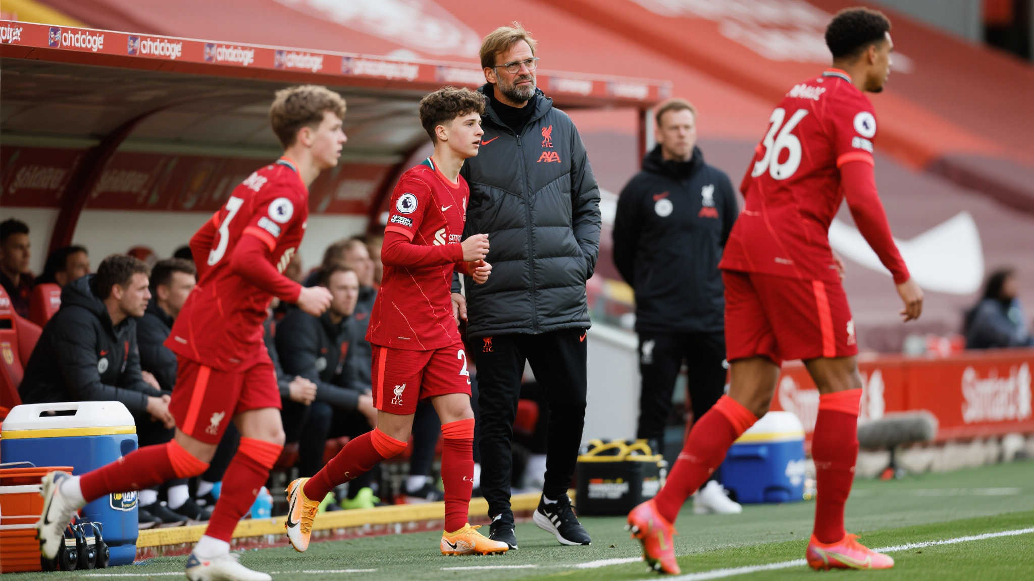 图多尔:五个换人名额揭示我们没有固定主力阵容 以英超联赛为例,我们可以观察到像利物浦这样的顶级球