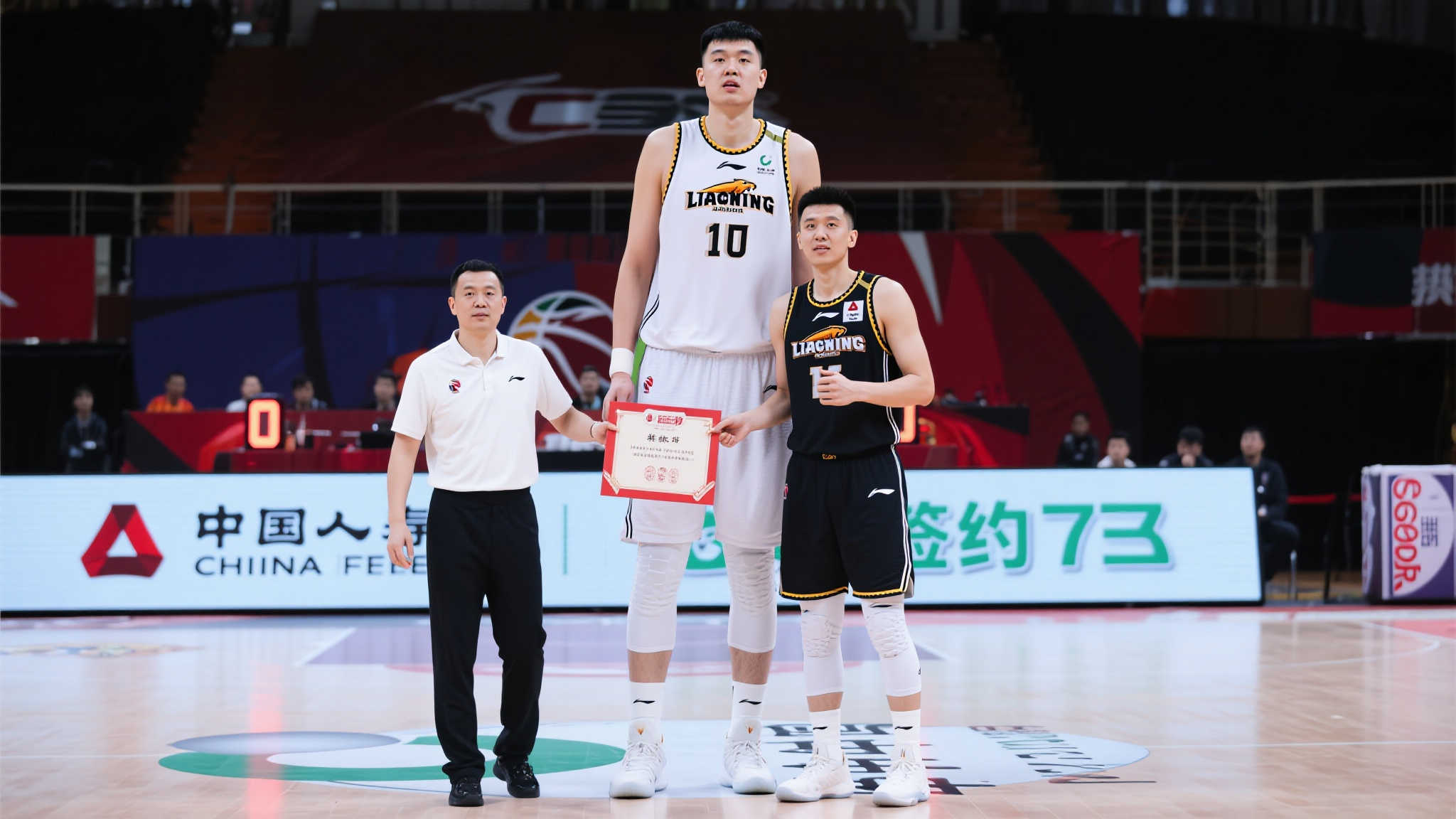 辽篮续签2.13米中锋3年,接班韩德君希望落空,一技之长赢得杨鸣青睐 前言:
在中国篮球CBA联赛的版图上,辽宁男篮一